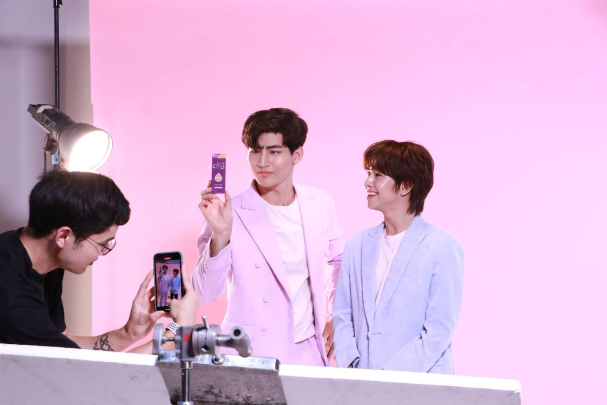 Update__today's tweet photo. เบื้องหลังงานเปิดตัวพรีเซนเตอร์คนแรกของแบรนด์ OTG เซรั่มไฮยารูลอนที่ใช้แล้วหน้าโกลว์ฉ่ำเด้งเปล่งประกายความรัก ปิ๊งๆ ฉ่ำแค่ไหนให้ภาพเป็นพยาน

ชมภาพเพิ่มเติมhttps://t.co/k0bsdPA5Lz

 #โอห์มไง #เจ้าแก้มก้อน #OhmFluke #myblue 
#OTGxOhmFluke https://t.co/1uIuMs7vCG
