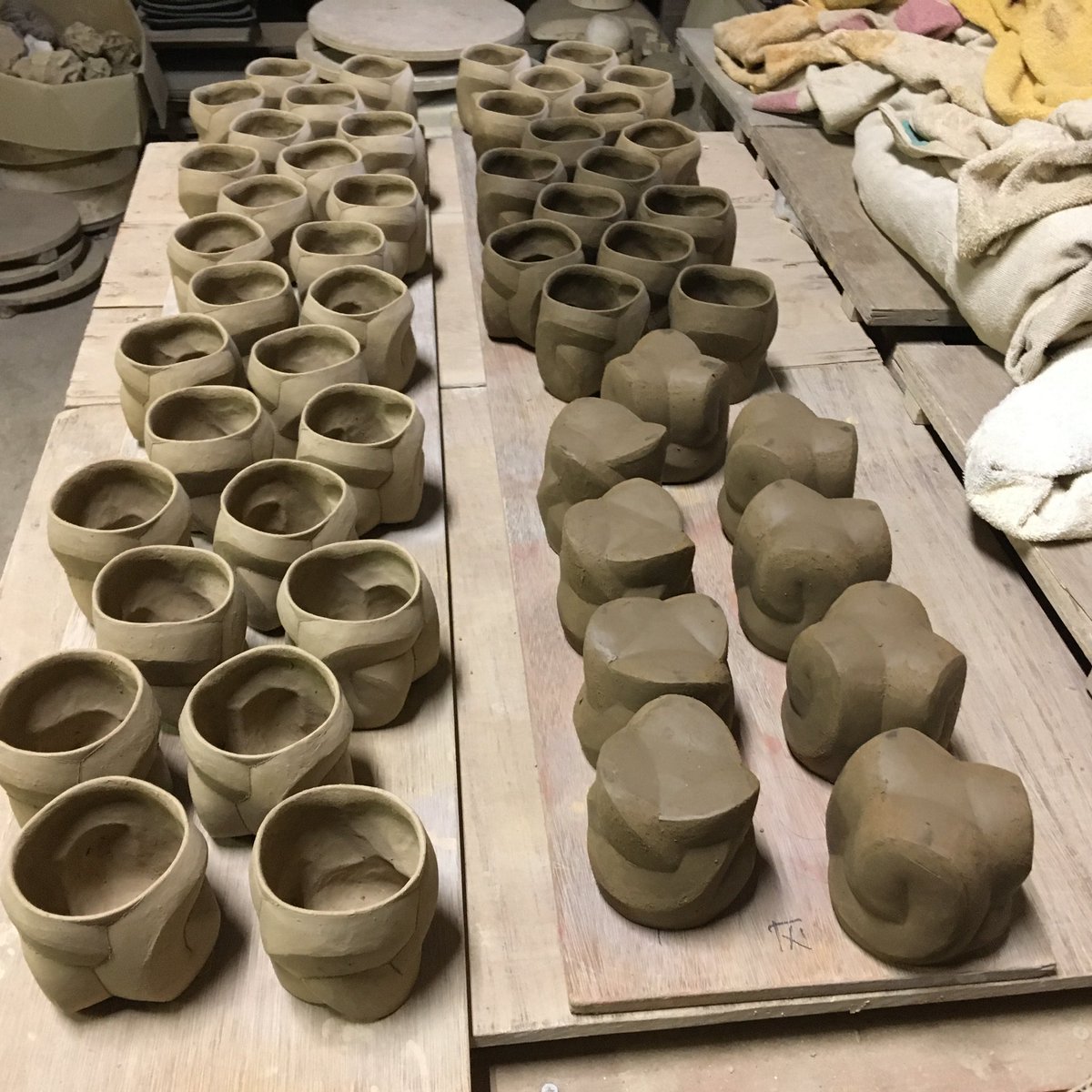 ceramistbamboo's tweet photo. 石膏型で打込みのカップ制作
けっこうたくさんできた❗️

#石膏型 #打込み #カップ #炻器 #炻器カップ #タタラ成形 #陶芸 #象嵌 #象嵌カップ #plastermold #sekkicup #inlaycup #ceramicart #slabtecnique https://t.co/KZqyL0HCPg