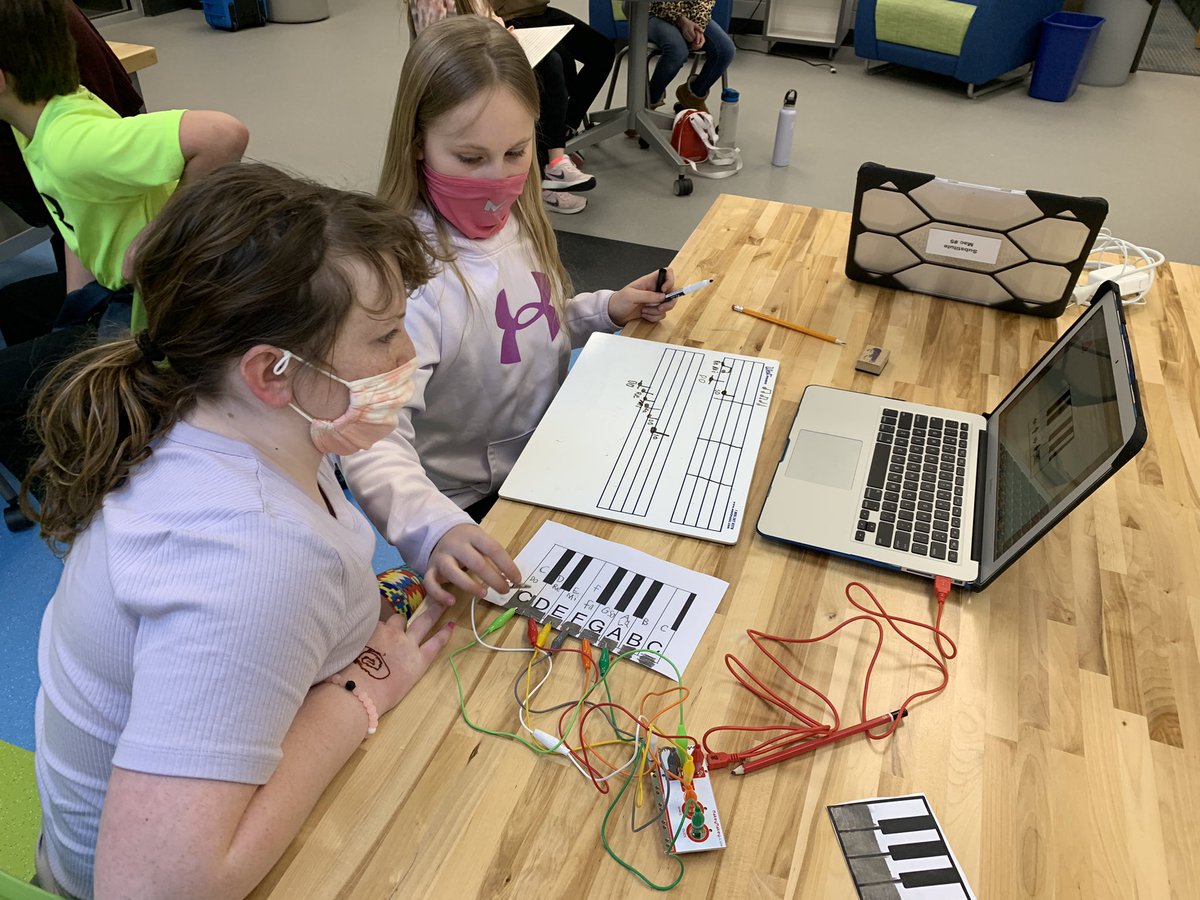 BHVanEnkevort4's tweet photo. Students integrating @makeymakey and their knowledge of electrical circuits to compose their own music with the guidance of @hssd_holum #bhsailors #integrationrocks #futurecomposers https://t.co/pLCJglfq0I