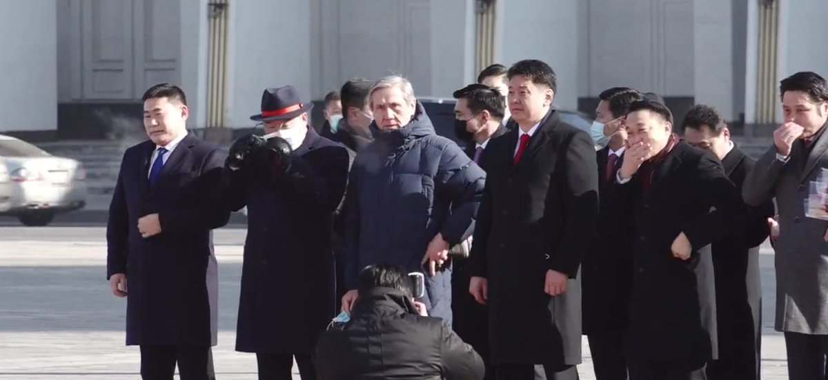 Ардын нам мөнгөтэй, өнгөтэй сагаж байхад
Ард иргэд мөнгөгүй, гундуйхан байна даа!
Олон бизнес зогсож, олон хүн орлогогүй, ажилгүй болж!