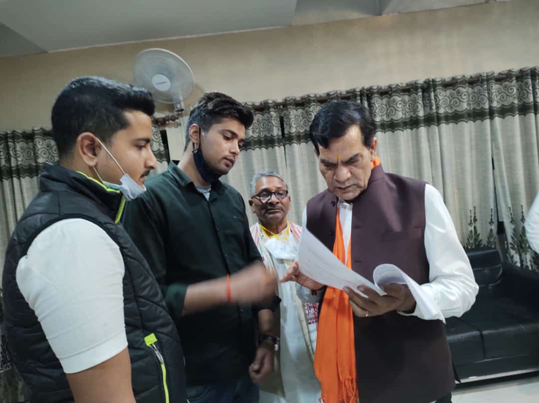 Siddhar20455141's tweet photo. #JobKiBaat 
#modi_job_do 

@narendramodi @AmitShah

Today a memorandum was submitted to Arvind Kumar Sharma, former IAS officer and newly elected member of Legislative Council from BJP to complete the recruitment of #VDO2018 

@ChiefSecyUP @AwasthiAwanishK 
@myogiadityanath https://t.co/RzUEFSE4hr