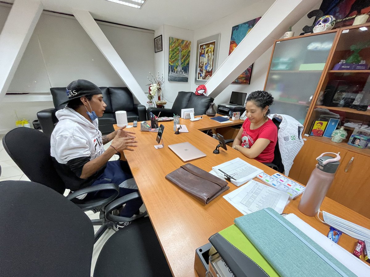 Bety_Olivares's tweet photo. Hoy invitamos a Chema a la reunión que llevamos a acabo con diferentes dependencias del @GobCDMX.

Chema es un joven extraordinario de la Colonia Guerrero. Las y #LosJóvenesUnenAlBarrio desde #BarrioAdentro ✌🏽 https://t.co/o16pBjZUXD