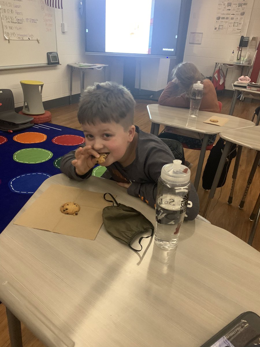 klmalley's tweet photo. Munchin’ Monday- We enjoyed chocolate chip cookies during our read aloud of “If You Give a Mouse a Cookie” by Laura Numeroff. If only we had a glass of milk! @SunshineBees @officialSPS #SPSreads #2ndgrade https://t.co/t24gXUkF6R