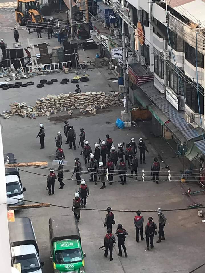 pyaeswanmgmg's tweet photo. Armed polices are already reaching at San Chaung , Yangon , around 8:35 am , 2nd march.
ELECTED CRPH
#WhatsHappeningInMyanmar  #Mar2Coup https://t.co/rVavs3SIFW