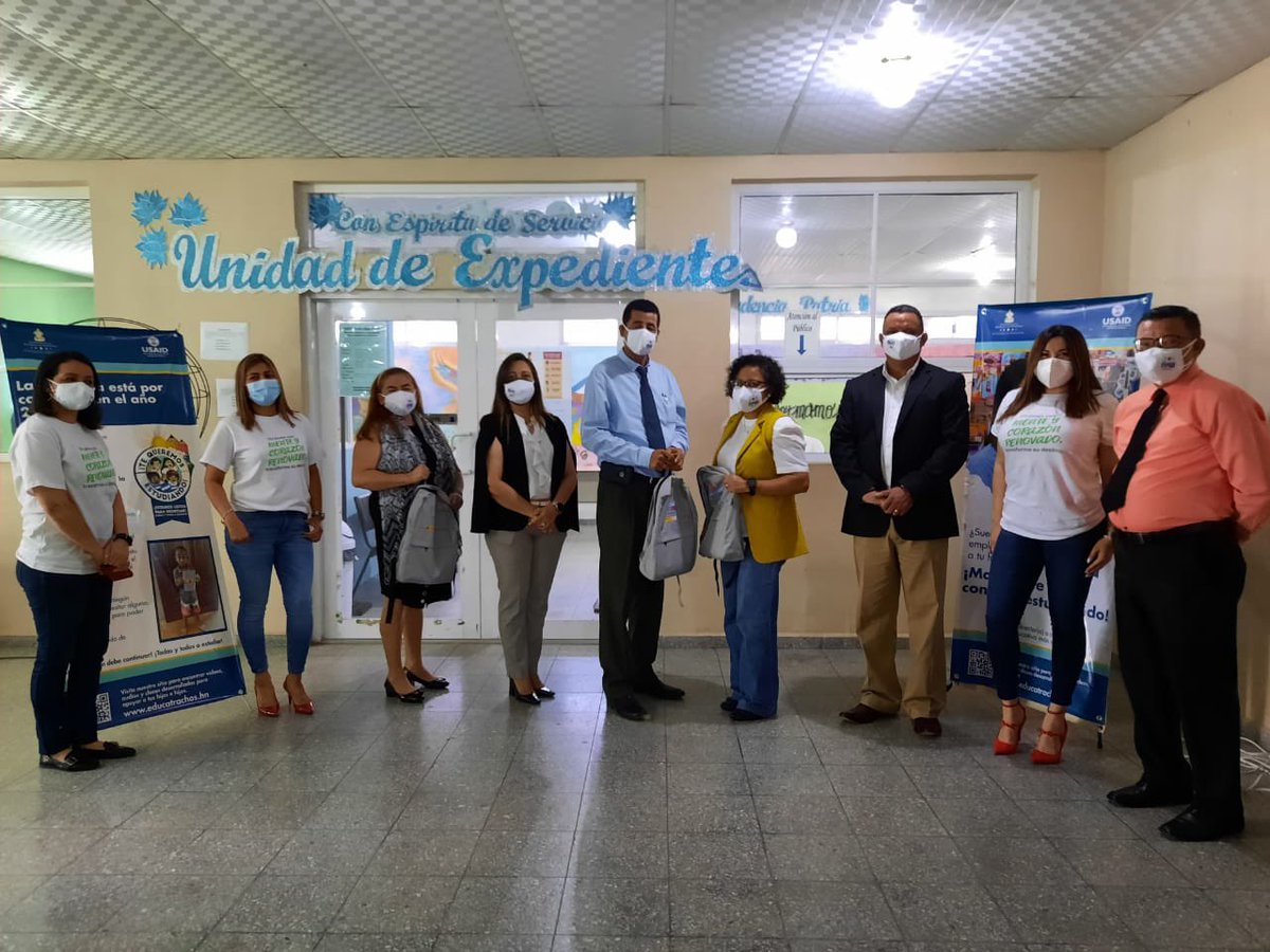 Seduc_HN's tweet image. Kits informativos para reforzar el valor de la vida a los educandos📑✅. 

La entrega fue en 3 centros educativos de Francisco Morazán, la meta es beneficiar 17 centros educativos del país.

#ConectateALaVida @JuanOrlandoH @anagarciacarias @Presidencia_HN @comunicagobhn @ABueso