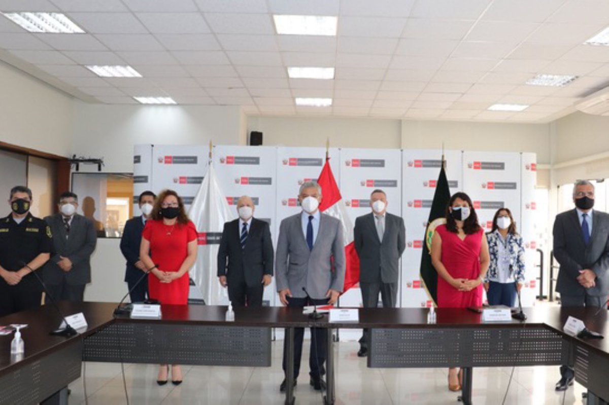 Cinco gerentes públicos de <a href="/SERVIR_PERU/">SERVIR_PERU</a> se incorporaron hoy a la <a href="/PoliciaPeru/">Policía Nacional del Perú</a> para apoyar la gestión administrativa y presupuestal de la institución y contribuir así a la prestación de un mejor servicio policial a la ciudadanía bit.ly/2Odk4Si