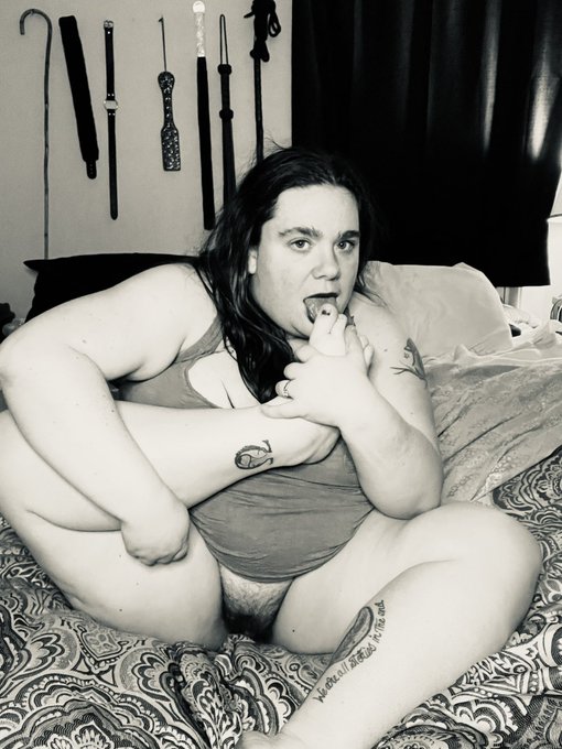 Trick or treat, suck my feet  Baby, lick my sweaty sweets. 👣 https://t.co/gLcDAa5kbS