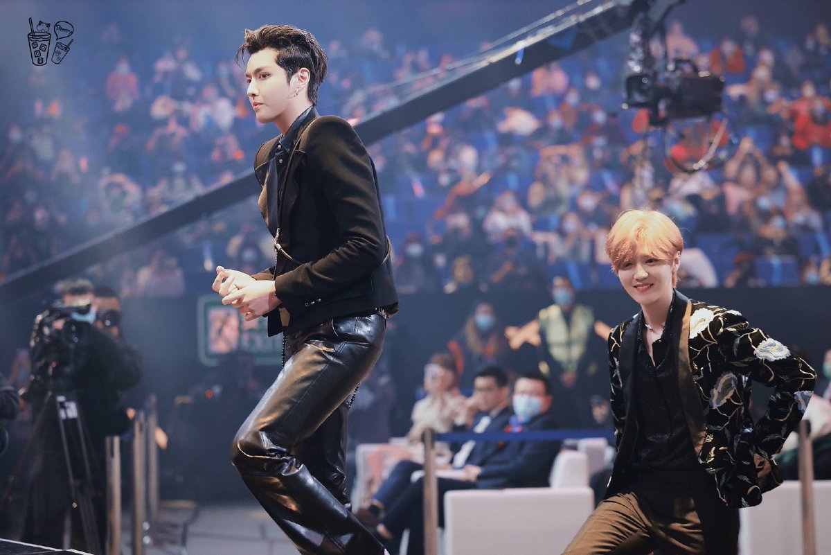 nk_wlg29's tweet photo. ยิ้มหวานเชียวคุณลู่  ชอบโลโก้เครดิตบ้านนี้จัง  น่ารักกกกก  #FanHan  #KrisLu #牛鹿 #คริสลู่ https://t.co/PKrMpRWqhP