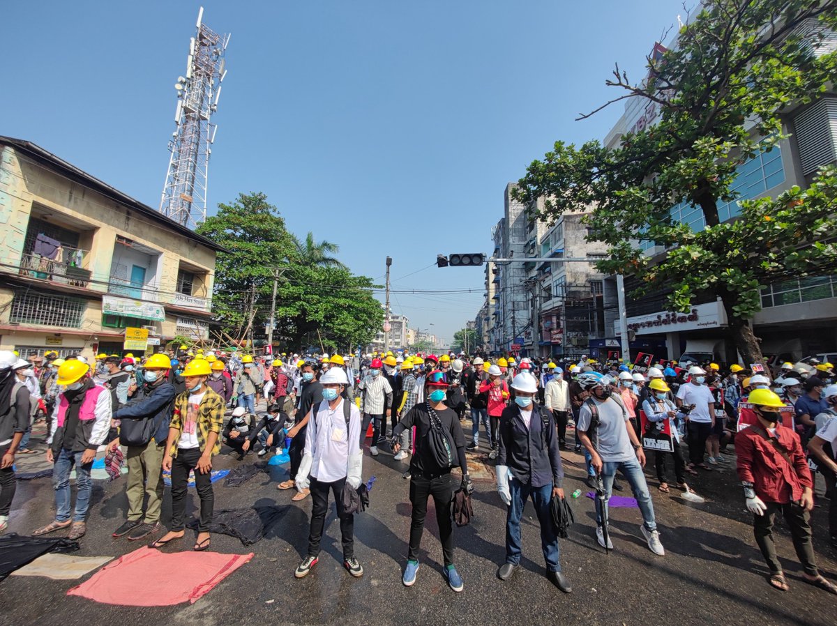 Myanmar_Now_Eng's tweet image. Protesters are coming out again on Insein road in Yangon despite lethal crackdowns on Sunday and the violent dispersal of crowds by police on Monday.

#WhatsHappeningInMyanmar #2021uprising