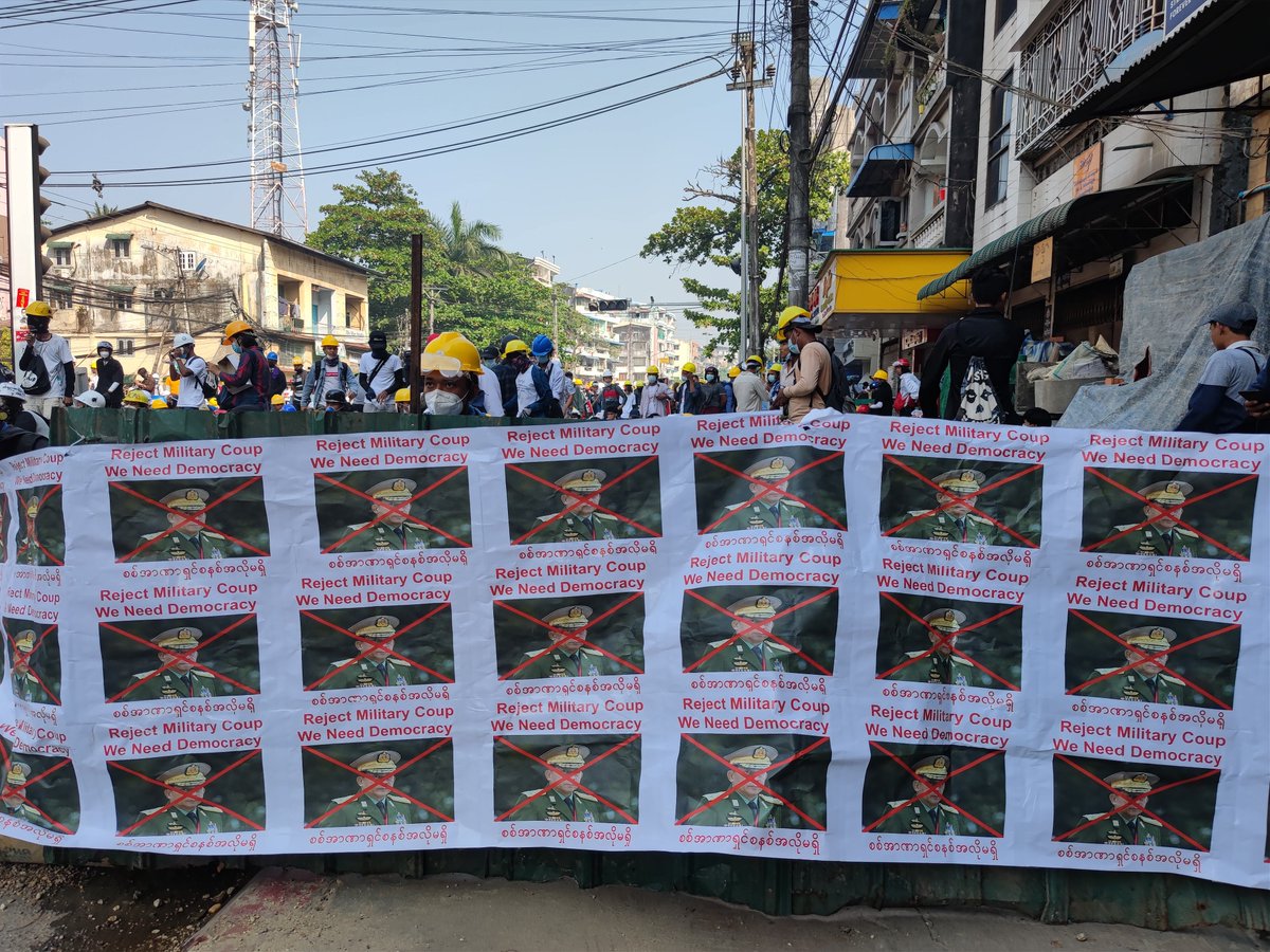 Myanmar_Now_Eng's tweet image. Protesters are coming out again on Insein road in Yangon despite lethal crackdowns on Sunday and the violent dispersal of crowds by police on Monday.

#WhatsHappeningInMyanmar #2021uprising