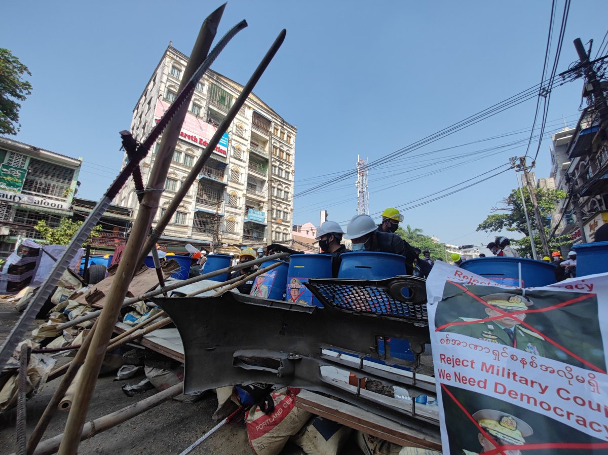 Myanmar_Now_Eng's tweet image. Protesters are coming out again on Insein road in Yangon despite lethal crackdowns on Sunday and the violent dispersal of crowds by police on Monday.

#WhatsHappeningInMyanmar #2021uprising