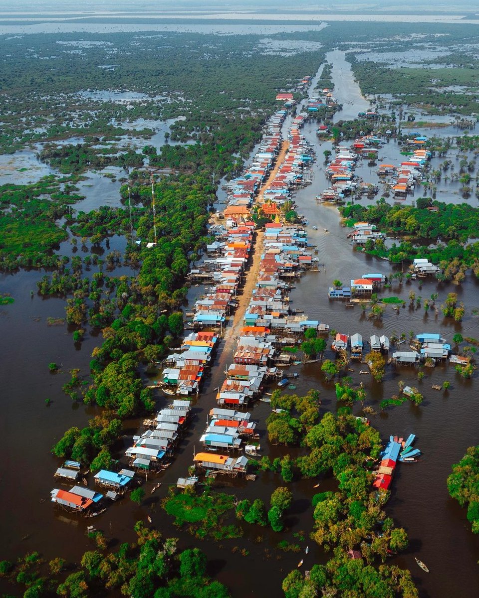 Kampong Phluk is a completely different experience during dry and green season. 🤽🛶 When did you visit this stilted village on the banks of Tonle Sap? 😍✨
.
📸 Photo by <a href="/simonsnopek/">Simon</a> (IG)
🌏 siemreap.net/visit/attracti…