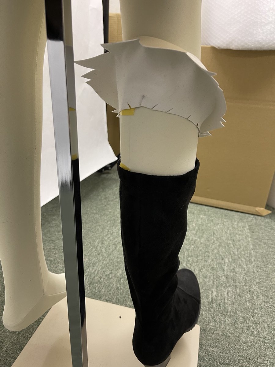 コスプレ社長 秋葉原でコスプレ衣装をオーダーメイドで製作中 コスプレ衣装どっとこむ 公式 キュアショコラのブーツを制作中 少しデザインを手直ししてから合皮とモコモコの素材を貼り付けていきます コスプレ衣装製作 造形製作 ブーツ製作