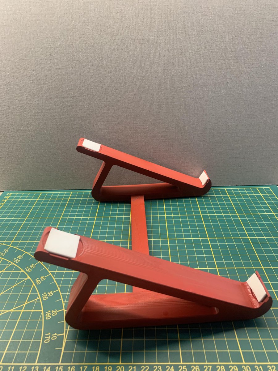 Guismo151's tweet photo. Bonjour à tous,

Pour aujourd’hui, ce sera impression pour nos 2 bureaux. Ici un support de PC portable imprimé sur la magis et passé à la bombe de peinture. 

A plus! #clubdagoma https://t.co/olaLl5PluQ https://t.co/U6Tgc8UlUt