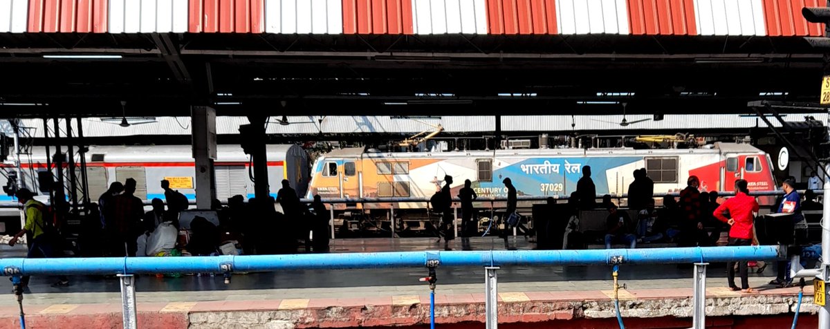 AllwynRapol's tweet photo. The day when I finally saw the Tata Steel Livered #tatawap7 with train 02221/22 Pune-Howrah Duronto Ready to depart Pune Junction ❤
.
#wap7 #duronto #Pune #punejunction #tatasteel #centralrailway
.
@Central_Railway https://t.co/pni2yFONI6