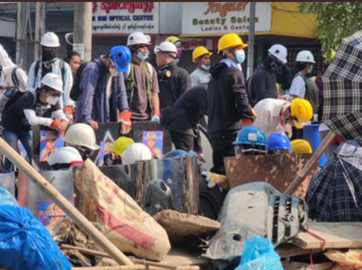 takhon_intel's tweet image. Protesters are coming out again on Insein road in Yangon despite lethal crackdowns on Sunday and the violent dispersal of crowds by police on Monday.

#WhatsHappeningInMyanmar #Mar2Coup