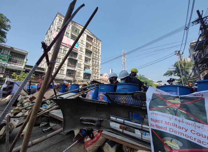 takhon_intel's tweet image. Protesters are coming out again on Insein road in Yangon despite lethal crackdowns on Sunday and the violent dispersal of crowds by police on Monday.

#WhatsHappeningInMyanmar #Mar2Coup