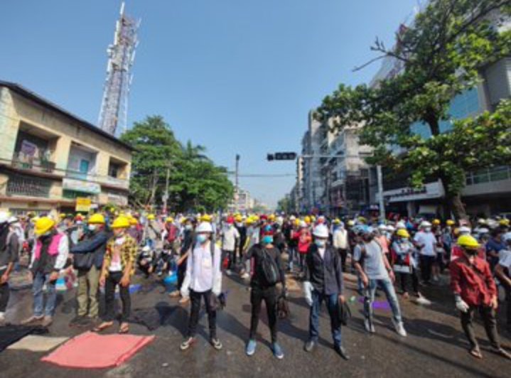 takhon_intel's tweet image. Protesters are coming out again on Insein road in Yangon despite lethal crackdowns on Sunday and the violent dispersal of crowds by police on Monday.

#WhatsHappeningInMyanmar #Mar2Coup