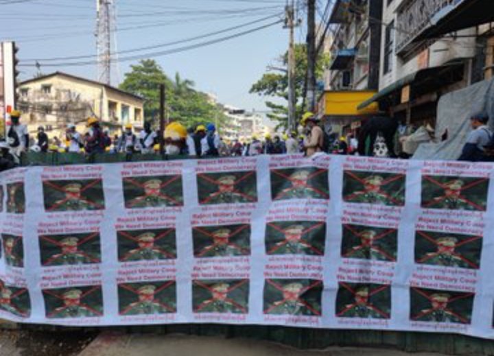Protesters are coming out again on Insein road in Yangon despite lethal crackdowns on Sunday and the violent dispersal of crowds by police on Monday.

#WhatsHappeningInMyanmar #Mar2Coup