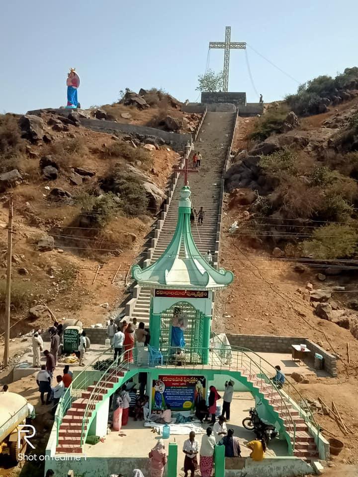 Sunil_Deodhar's tweet photo. See huge illegal Cross in Edlapadu, AP where once foot prints of #SitaMaa existed.
Carving of Lord Narasimhama exists at back.
In Guntur Dist Christian mafias have created havoc.
@BJP4Andhra &amp; @friendsofrss protested but administration tacitly supported.
#Encroachment4ChristInAP https://t.co/WAfFgVYMD6