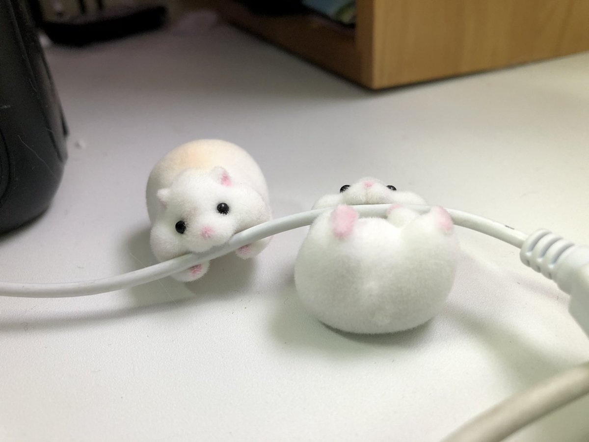 ガチャガチャで手に入る ケーブルかじかじハムスター たちがふわふわ加工でまんまるであむあむで良い Togetter