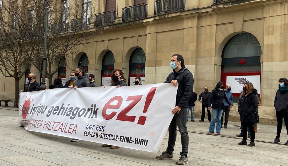 ELANafarroa's tweet photo. 📢 Soraurengo lan istripu mortala salatzeko elkarretaratzea

🔴Concentración frente al @gob_na para exigirle que haga frente a las siniestralidad laboral

‼️11 personas murieron en accidente laboral en 2020 en #Navarrra‼️

#PrekarietateaHiltzailea https://t.co/MOFWIR8r1w