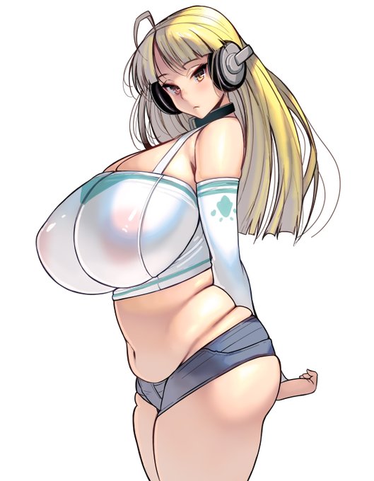 お姉さんのぽっちゃりしたお腹の肉 