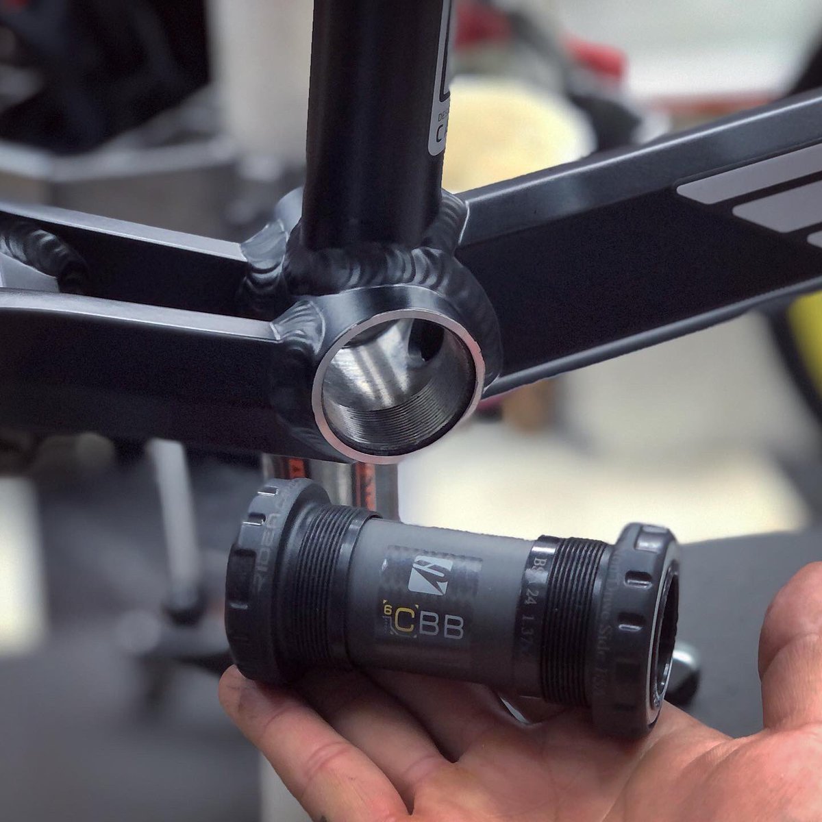 astbikes's tweet image. RIDEAセラミックBBはカーボンシェル☝🏻アルミやプラスチックより軽量・強度に優れ、使用状況による影響を受けにくい。セラミックベアリングながらお買い得なのでコスパが高め☺️
#ceramicbb #boxcomponents #astbikes #astforest #埼玉 #和光 #秩父 #所沢 #さいたま #練馬 #板橋 #光が丘公園