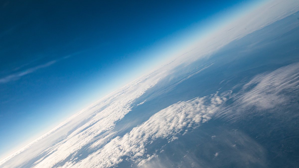 zaki_3_0257's tweet photo. 飛行機からの景色が宇宙から見た地球だった。

4枚目はタップで宇宙旅行へ。 https://t.co/RyZ0TOyhbC