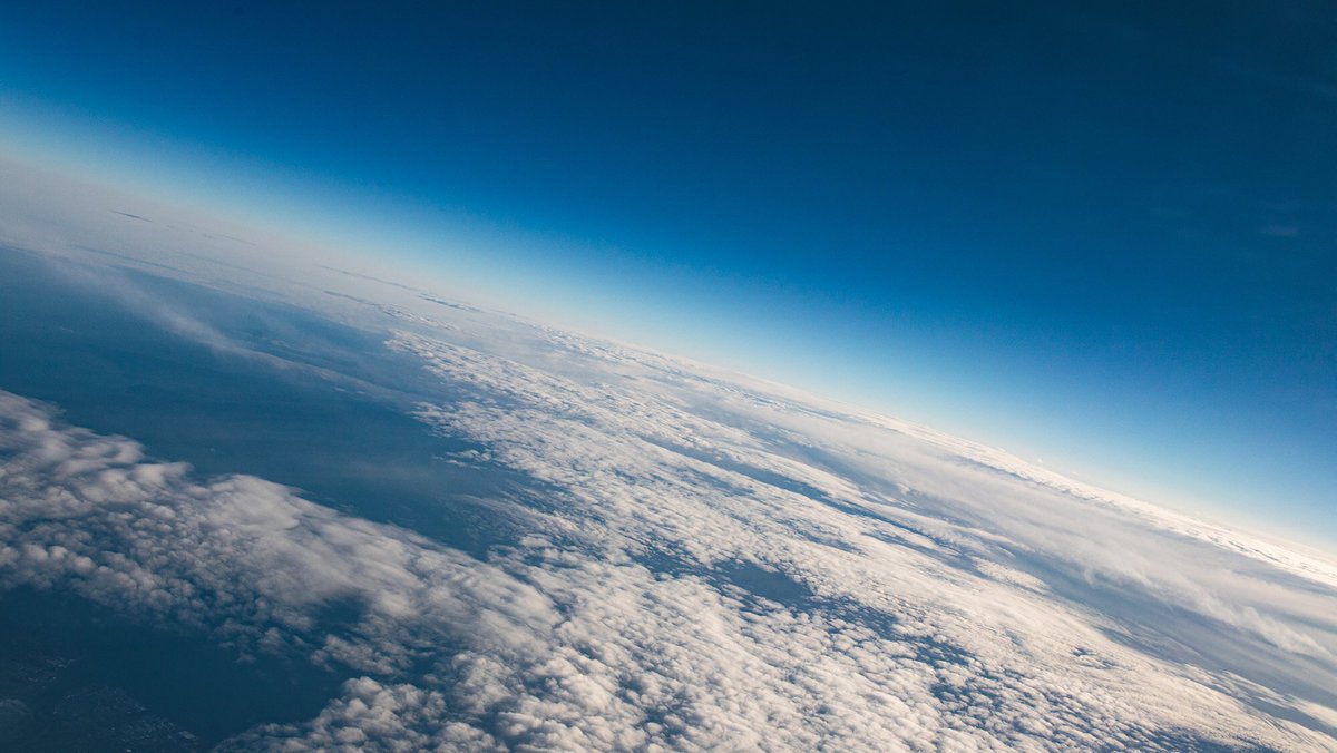 zaki_3_0257's tweet photo. 飛行機からの景色が宇宙から見た地球だった。

4枚目はタップで宇宙旅行へ。 https://t.co/RyZ0TOyhbC