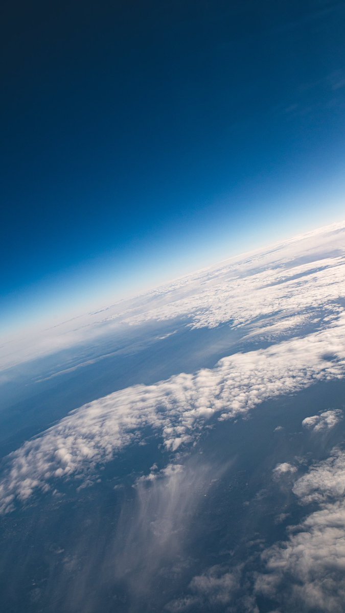 zaki_3_0257's tweet photo. 飛行機からの景色が宇宙から見た地球だった。

4枚目はタップで宇宙旅行へ。 https://t.co/RyZ0TOyhbC