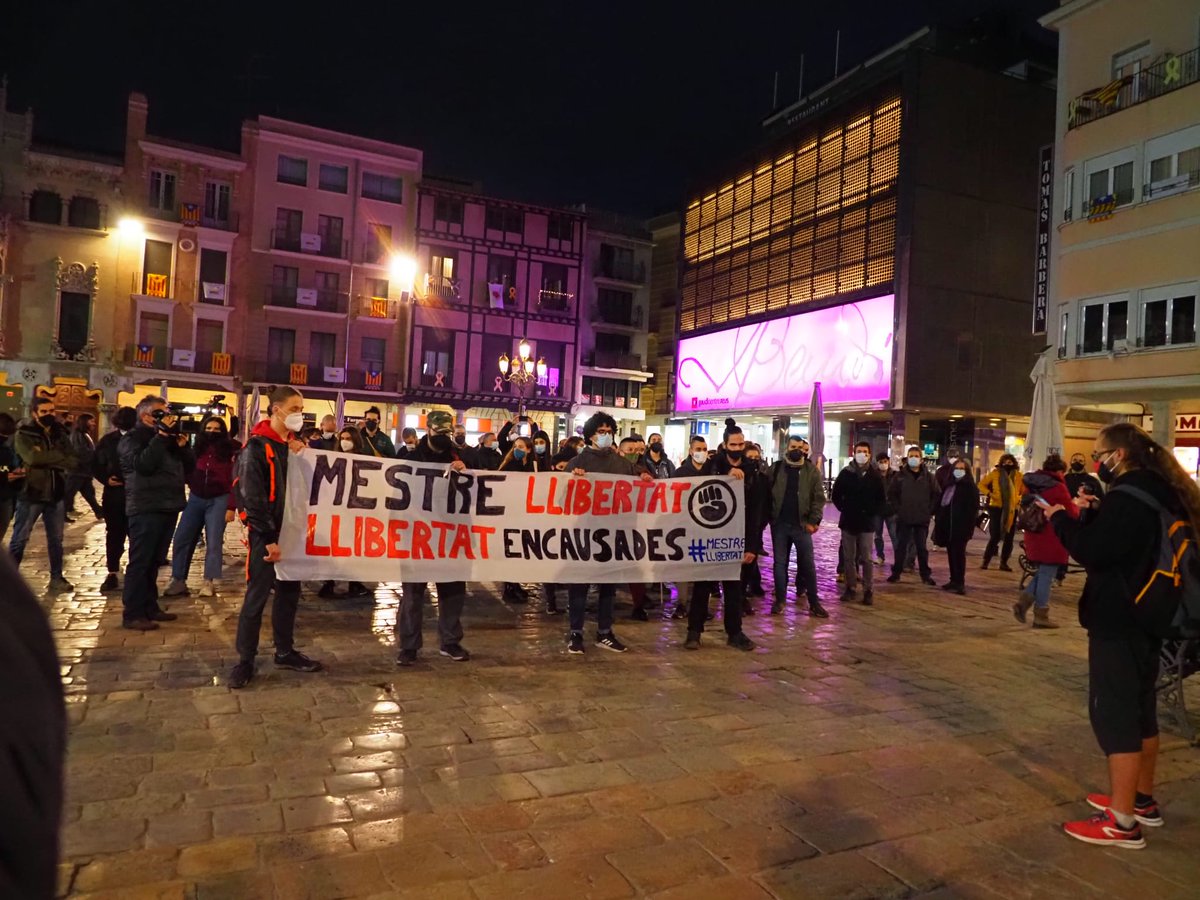 mestrellibertat's tweet photo. Moltes gràcies a totes per haver assistit a la convocatòria d'ahir 1 de març. Hem decidit desconvocar-la amb l'objectiu de convocar-ne una altra que pugui tindre un major impacte.
Aquesta concentració ens ha permès fer-nos veure i començar una difusió mediàtica important. https://t.co/TQOC5hrtxQ