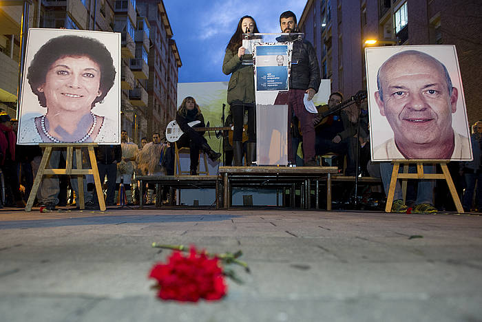 argia's tweet photo. #GaurkoEgunez 2004an #AngelBerrueta okina hil zuten Iruñean Espainiako polizia batek eta bere semeak. 

Hil zuten ez zuelako jarri nahi izan okindegian, bi egun lehenago Al Qaedak Madrilen egindako atentatua ETAri egozten zion kartel bat. https://t.co/76X4S5jiHn