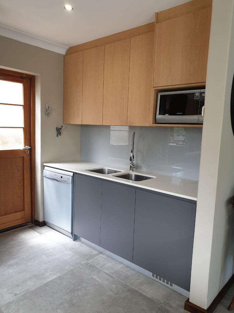 interiorfusionk's tweet photo. Oranjezicht Living ✨ 

#KitchenSpaces 
#BrooklynDucoDoors
#ReverseFingerGrip 
#Miku
#AtlasQuartzWorktops 
#OakVeneer 
#GlowGlassSplashbacks
#Franke 
#BlumProducts
#BlumSouthAfrica
#CustomKitchen 
#HomeRenovation
#InteriorInspo
#InteriorsOfSA
#InteriorFusionKitchens
#CapeTown https://t.co/mQpG8RMHa2