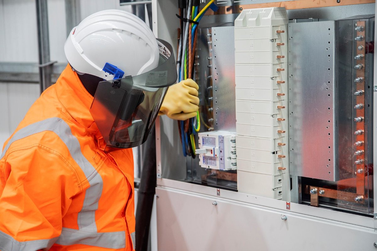 EurosafeLimited's tweet image. The NEW AFP-25 Helmet Mounted Faceshield by JSP offers Industrial-grade arc flash protection.

Find out more: jspsafety.info/3ar8xHL

Email sales@eurosafe.ltd.uk for products by our supply partner, @JSPLtd.

#ManufacturingForSafety #FaceProtection #JSPSafety #Innovation
