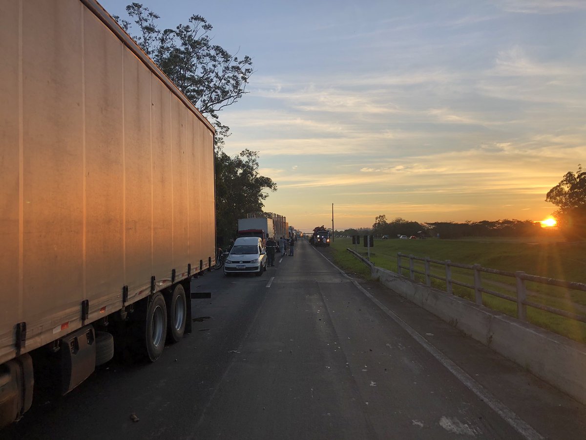 Saída da capital pela BR-290 está  parada junto à ponte do rio Jacuí, capital- interior. Na noite passada houve acidente no km 102. Caminhão carregado de tomate tombou e foi atingido por ônibus. Oito pessoas feridas. <a href="/gzhdigital/">GZH</a> #RádioGaúcha #GaúchaHoje