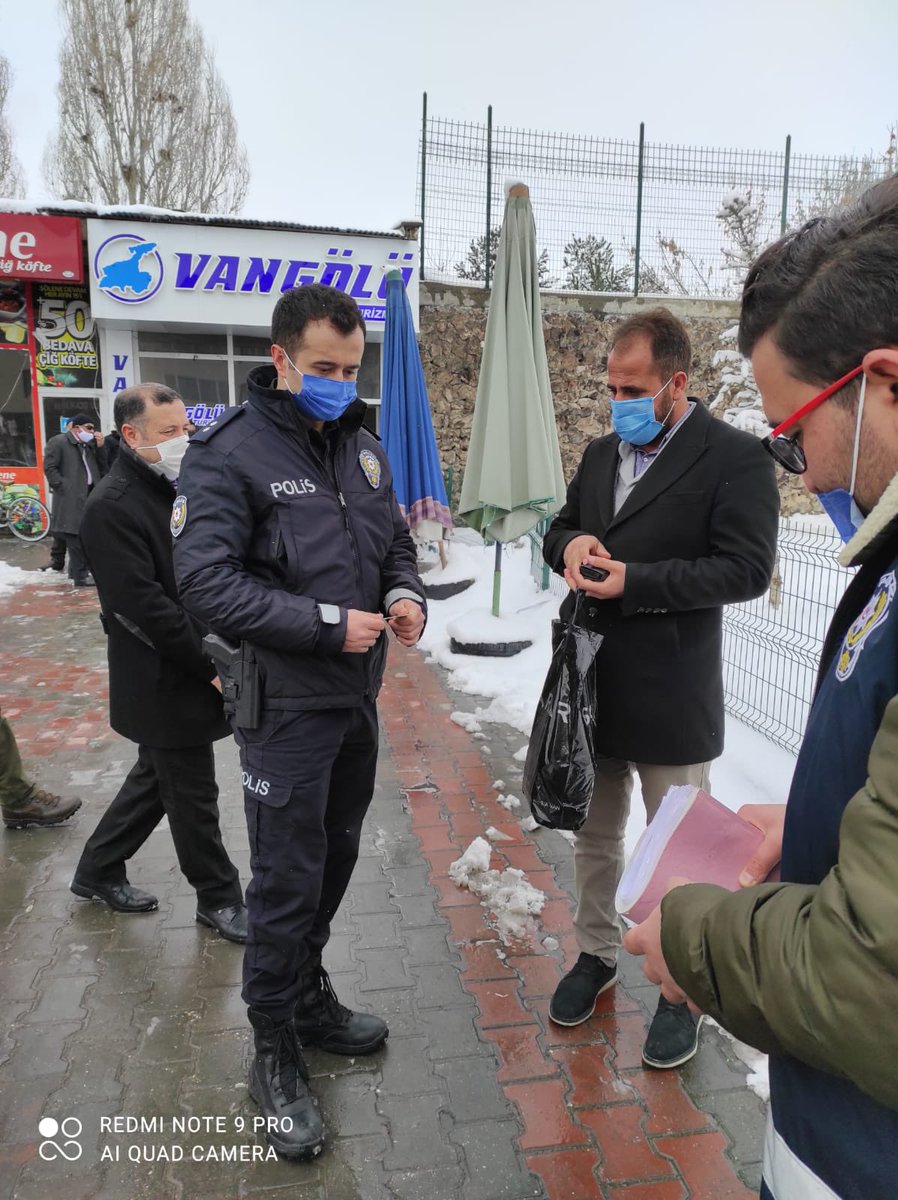 İçişleri Bakanlığı’nın "Kovid-19 Tedbirleri Denetimleri" konulu genelgesi kapsamında ilçemiz genelinde kapsamlı koronavirüs denetimi yapıldı.Türkiye geneliyle birlikte ilçemizde de eş zamanlı olarak yapılan denetimler kapsamında ortak yaşam alanları,işyerleri denetlendi.