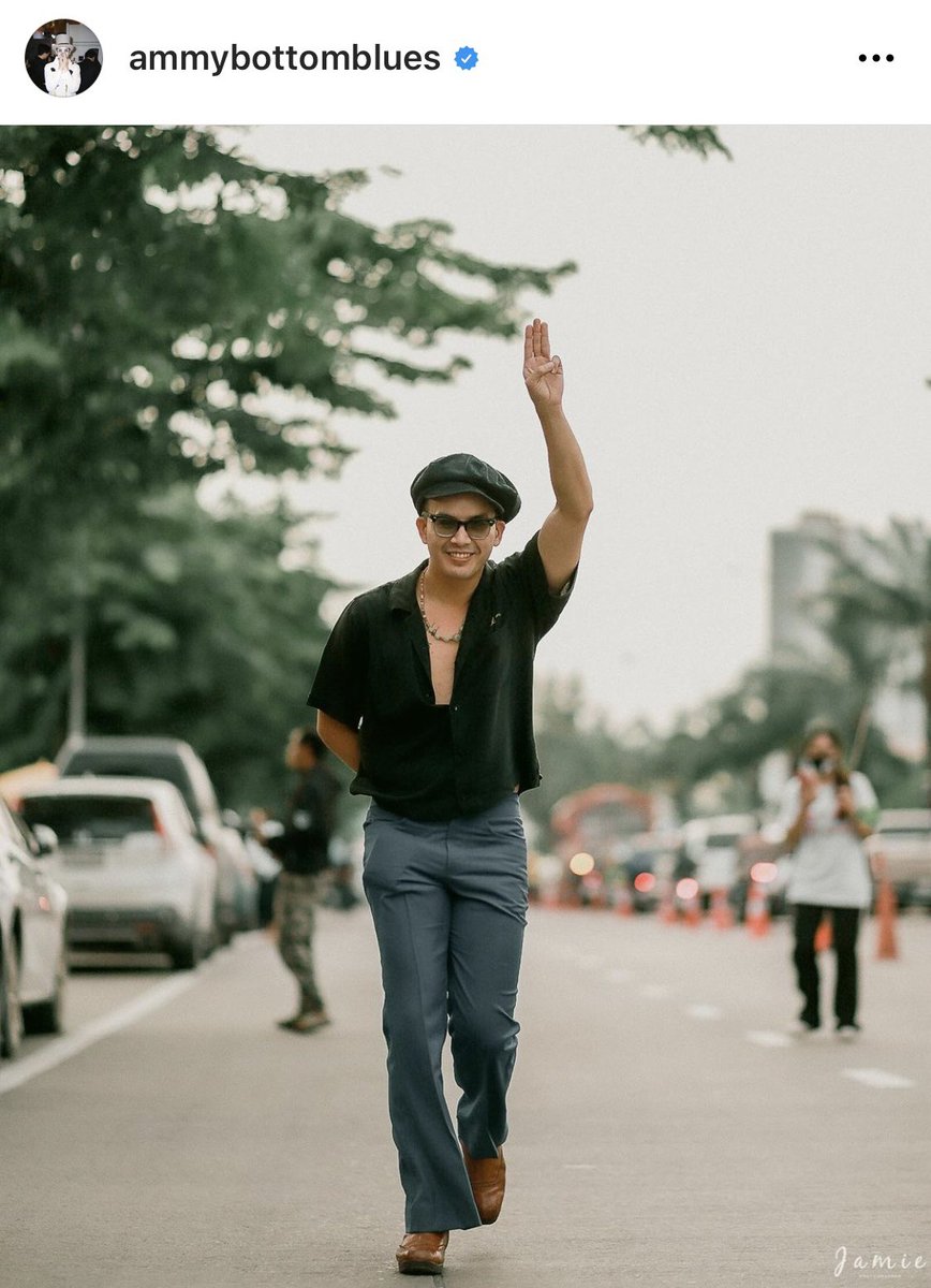 Chu_OnlineNews's tweet photo. BREAKING : ด่วน! ศาลออกหมายจับ 'แอมมี่ the bottom blues' ม.112 ปมวางเพลิงหน้าคุก ยันหลักฐานที่ชัดเจนทั้งภา��จากกล้องวงจรปิดในช่วงก่อนเกิดเหตุ ขณะก่อเหตุ หลังจากเกิดเหตุ รวมทั้งเส้นทางที่หลบหนี https://t.co/AsDO2Md2MT