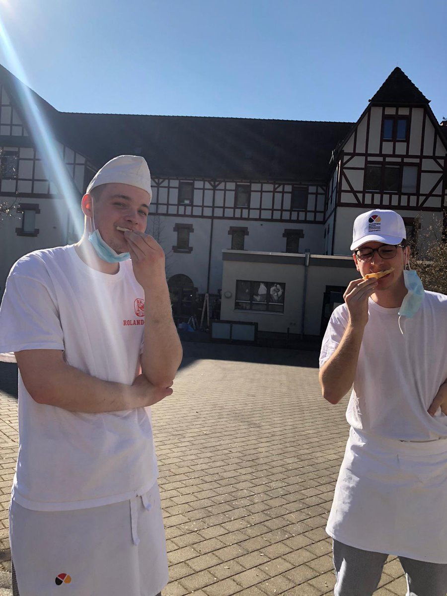 Back_Akademie's tweet photo. Heute bilden wir unsere MeisterschülerInnen am Holzofen aus... https://t.co/iI5SipjDy5