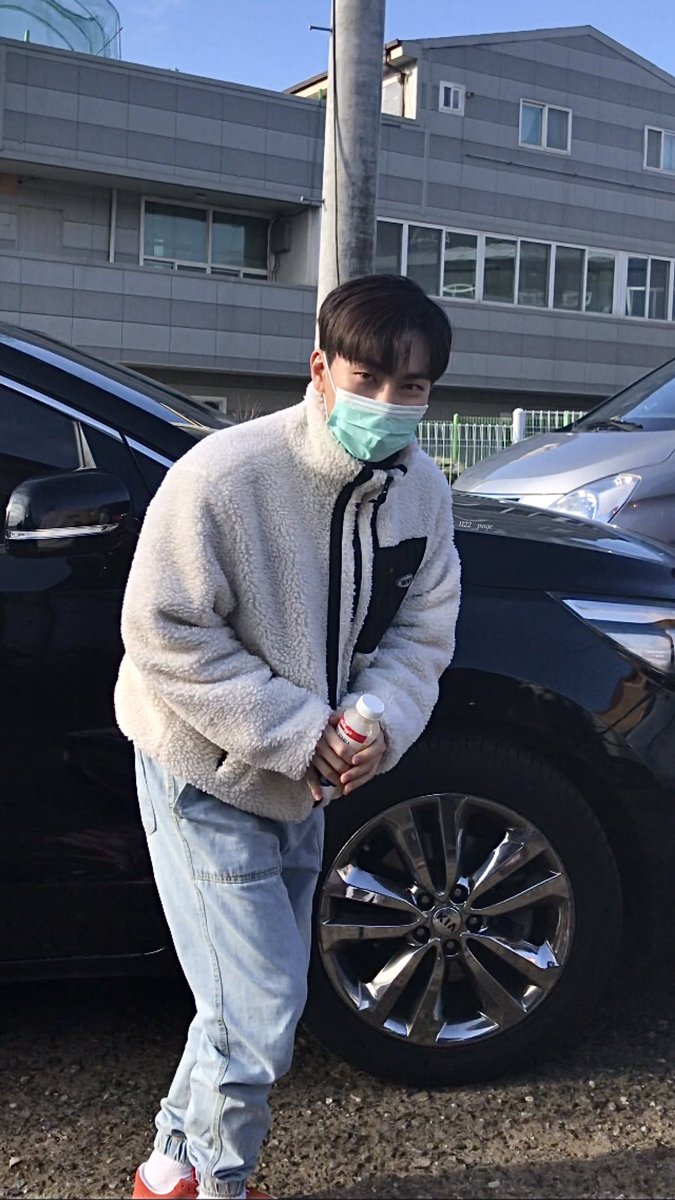 1122_page's tweet photo. 210302 아이돌리그 출근

소듕한 프로틴 쉐이크 꼬옥 쥐고 출근,,,,,🥺💕

#BTOB #비투비 #서은광 #은광 https://t.co/lJwxIHnd62