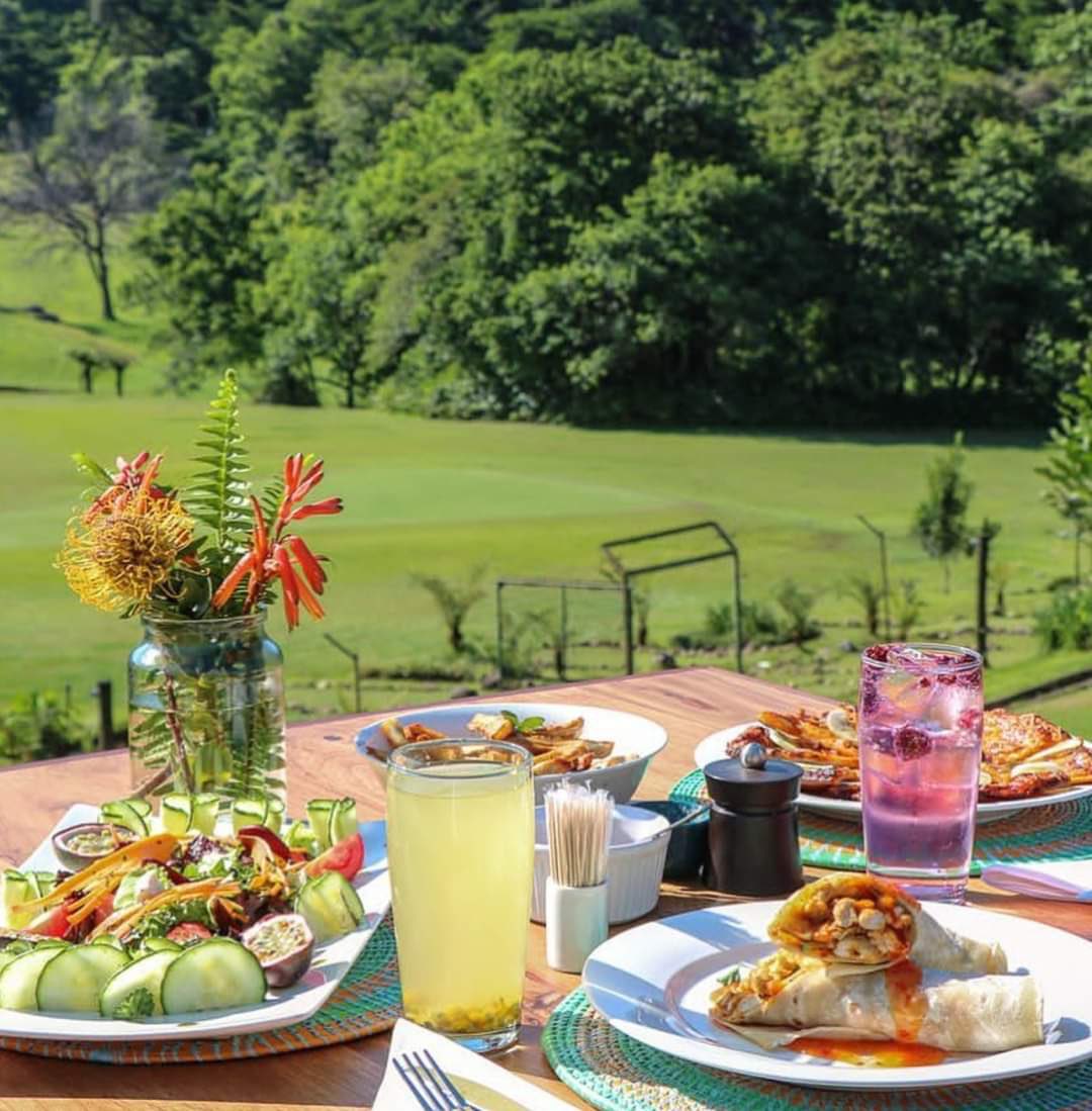 RDunira's tweet photo. Hello #Travel #enthusiats Are you ready for a getaway to Honde Valley🤗
•
Golfers ; food lovers, nature lovers - Aberfoyle lodge awaits.
Now that intercity travel is back; will you escape to stunning Honde Valley.
•
•
#organicfood #mealwithaview #travelphotography #blogger https://t.co/VRkbejQzOc