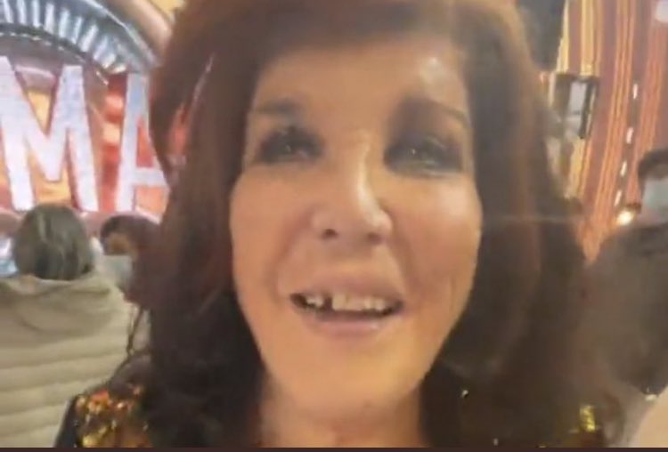 oocgfvip5's tweet photo. Giada De Blanck commenta le varie dirette per controllare che sua madre non stia bevendo, la Contessa appare nella diretta di Urtis senza un dente.
#GFVIP https://t.co/ANua7yPLCH
