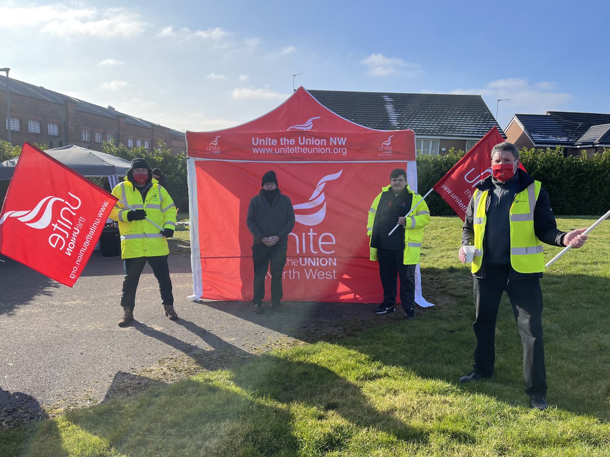 Unite_NorthWest's tweet image. #ManchesterBusStrike day 3.

Manchester’s bus drivers have risked their lives to keep us moving during the crisis. Shame on @gnwbus for thanking its drivers with a #FireandRehire attack on pay and conditions. 

Email the CEO here: megaphone.org.uk/petitions/stop…