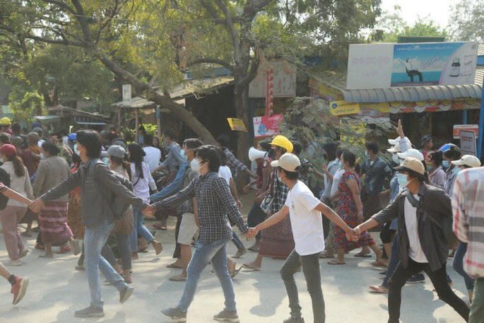 PorcelainJb's tweet photo. Junta terrorists use tear gas at Pakhoteku Myanmar

ELECTED CRPH

@KenRoth @RapporteurUn @RapporteurUn @UNHumanRights @YourAnonCentral @freya_cole @MilkTeaMM_MTAM 
#Mar2Coup
#WhatsHappeningInMyanmar https://t.co/SckqGT0VK9