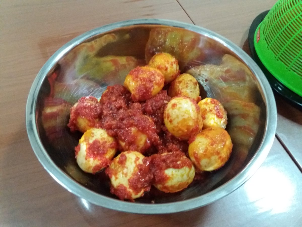 raswanorizka's tweet photo. @gchangerstudio last friday Cooking is Caring with chef @shelicopter_, cooking Balado Egg &amp; Sauted Tofu with Bean Sprout with love zukyuuuunnn~ ❤❤❤
#gamedevlife #cookingiscaring https://t.co/uiD8M6nnXi