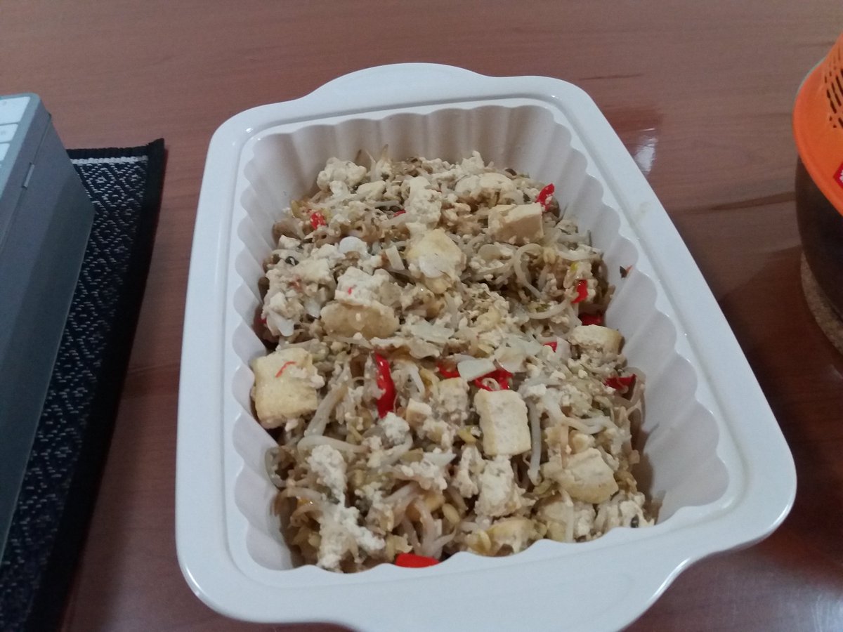 raswanorizka's tweet photo. @gchangerstudio last friday Cooking is Caring with chef @shelicopter_, cooking Balado Egg &amp; Sauted Tofu with Bean Sprout with love zukyuuuunnn~ ❤❤❤
#gamedevlife #cookingiscaring https://t.co/uiD8M6nnXi