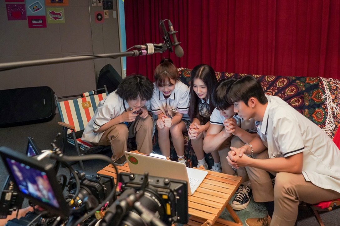 new_likethat's tweet photo. [#리플레이_하드털털🔓#찐친모먼트 #심쿵사]
예쁘고 멋지고 귀엽고 매력있고 존재 자체가 감사한 너희들, 네온파프리카 FOREVER 💚 

[리플레이⏪REPLAY!!]
✔️ 매.일.정.주.행💓
> 라잌댓(LIKE THAT)
📍YouTube : https://t.co/6qZHTE49Dj 
> Everyday RE:PLAY!

#웹드라마 #Replay #WebDrama #kdrama https://t.co/Eqv1Y6cfXO