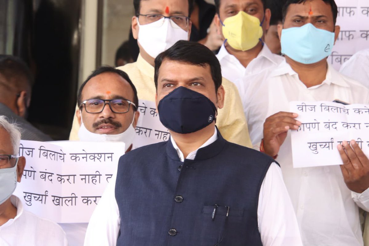 Dev_Fadnavis's tweet photo. राज्यातील शेतकरी-नागरिकांच्या वीजजोडणी कापण्याचा सपाटाच मविआ सरकारने लावला आहे. त्यामुळे आधीच संकटात असलेला गरीब आणि मध्यमवर्गीय प्रचंड त्रस्त आहे.
आज विधान भवनाच्या पायऱ्यांवर याविरोधात जोरदार आंदोलन आम्ही केले.
(1/2)
#BudgetSession #Maharashtra 
#Electricity #ElectricityBill https://t.co/Ih5HYc7tRX