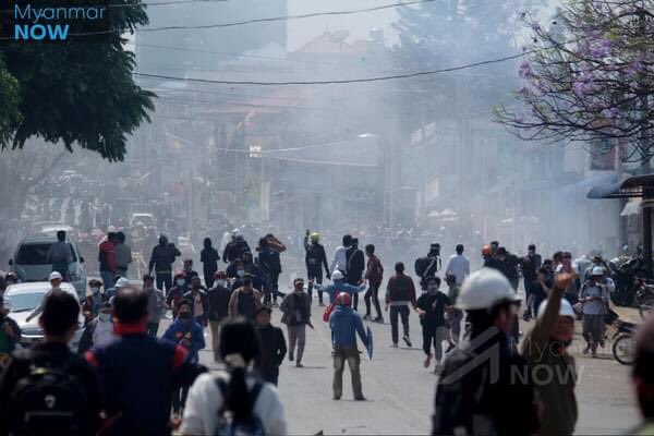 PorcelainJb's tweet photo. Junta terrorists use tear gas at Taunggyi Myanmar

ELECTED CRPH

@KenRoth @RapporteurUn @RapporteurUn @UNHumanRights @YourAnonCentral @freya_cole @MilkTeaMM_MTAM 
#Mar2Coup
#WhatsHappeningInMyanmar https://t.co/hdVhsD3xdZ