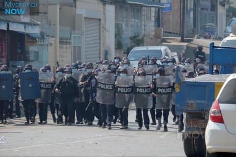 PorcelainJb's tweet photo. Junta terrorists use tear gas at Taunggyi Myanmar

ELECTED CRPH

@KenRoth @RapporteurUn @RapporteurUn @UNHumanRights @YourAnonCentral @freya_cole @MilkTeaMM_MTAM 
#Mar2Coup
#WhatsHappeningInMyanmar https://t.co/hdVhsD3xdZ